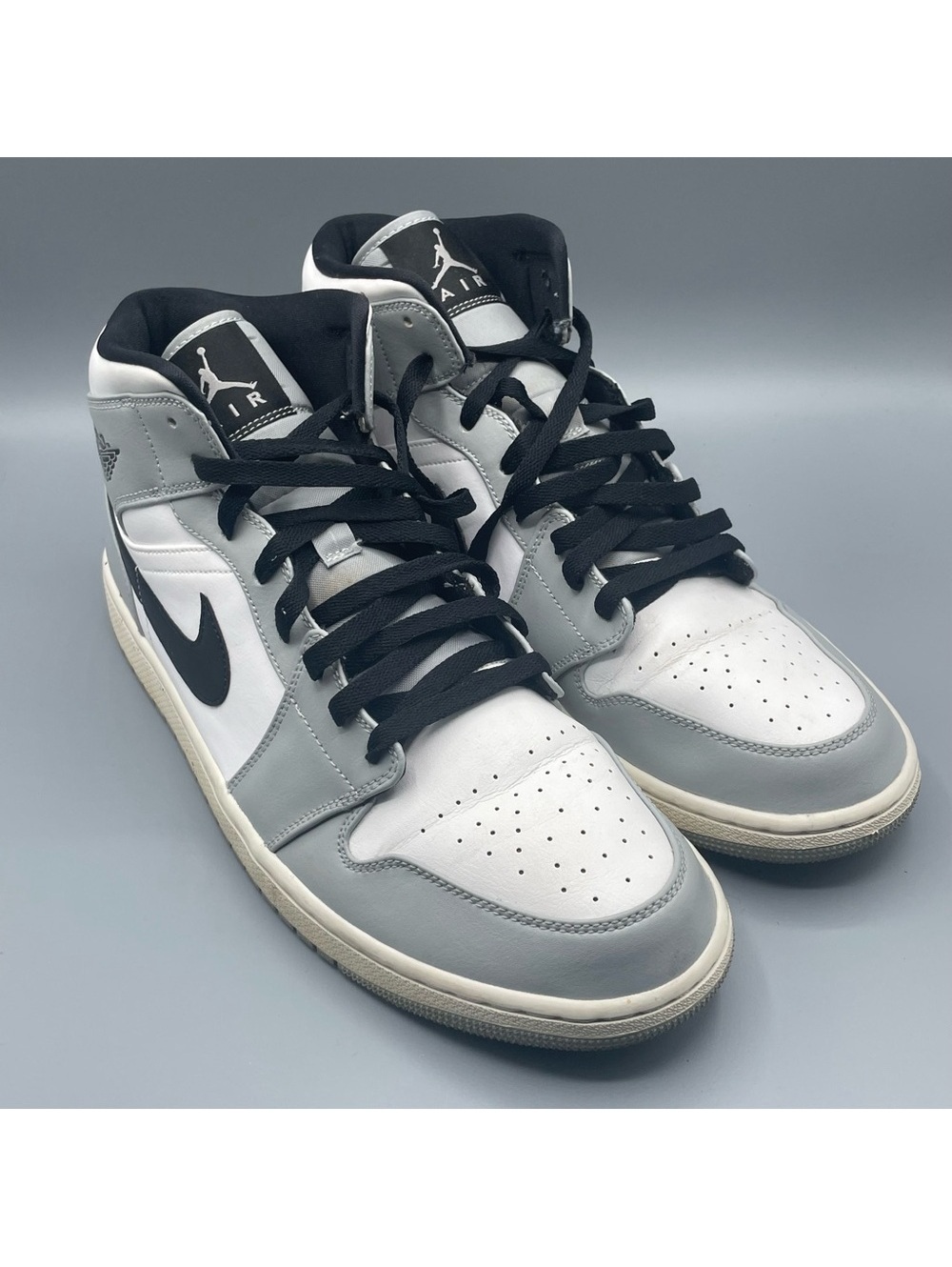 Nike Air Jordan 1 Mid "Light Smoke Grey"